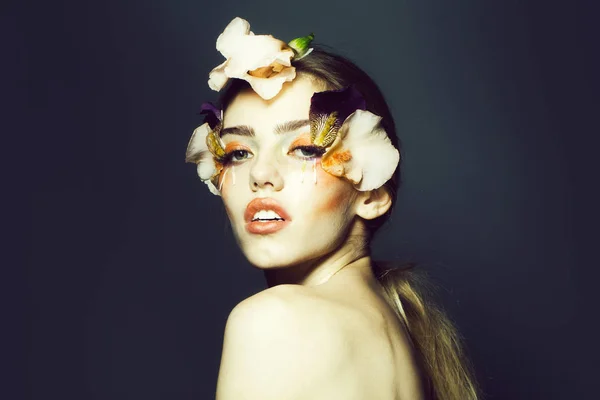 Menina com maquiagem floral — Fotografia de Stock