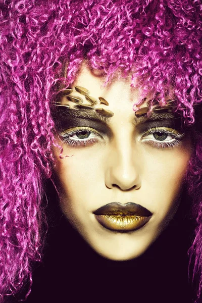 Menekşe peruk kadında