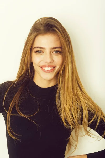 Seksi çok siyah uzun sarı saçlı kız gülümseyerek — Stok fotoğraf
