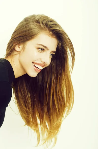 Menina bonita feliz com cabelo loiro longo — Fotografia de Stock