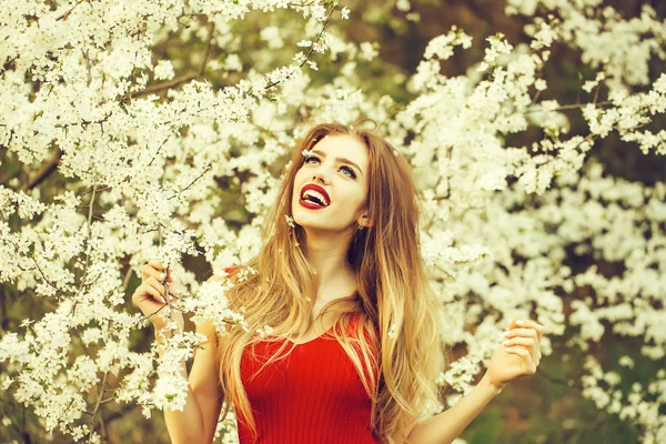 Menina bonita em flor — Fotografia de Stock