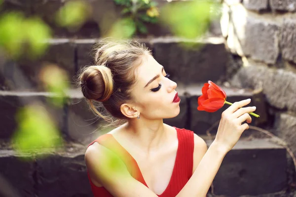 Frau mit rotem Mohn — Stockfoto