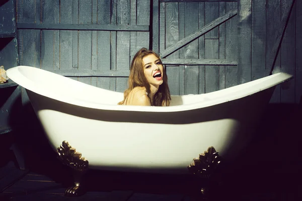 Skrattande kvinna i badet — Stockfoto
