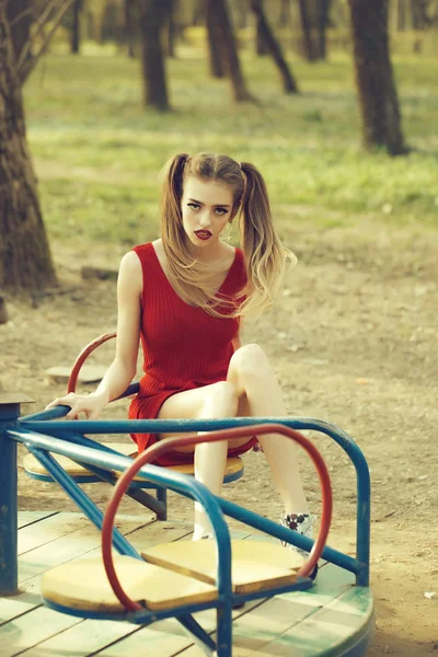 Jolie fille sur carrousel — Photo