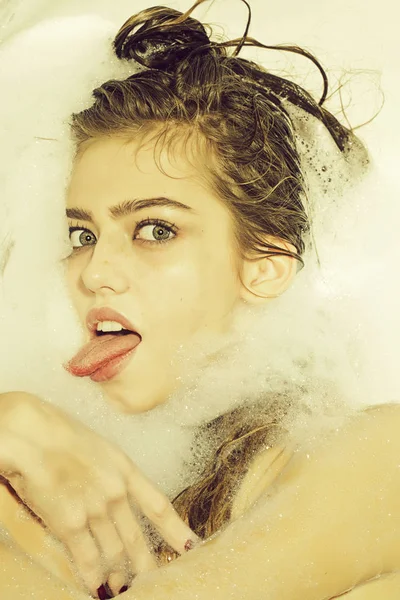 お風呂で遊び心のある女性 — ストック写真