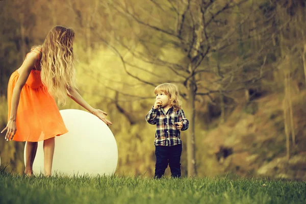 Žena a chlapec s míčem bažiny — Stock fotografie