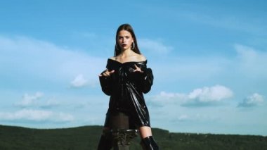 Büyücü Kız yapma büyü. Rabit şapkalı. İllüzyonist çekme şapka dışında bir tavşan.