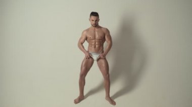 Sporcu, kaslar, sporcu adam, triceps. Atletik beyaz, altı paketi, göğüs kasları, triceps. Güzel erkek torso, AB Steroid, vitamin, protein doping, anabolik, spor. Vücut geliştirmeci, vücut geliştirme.