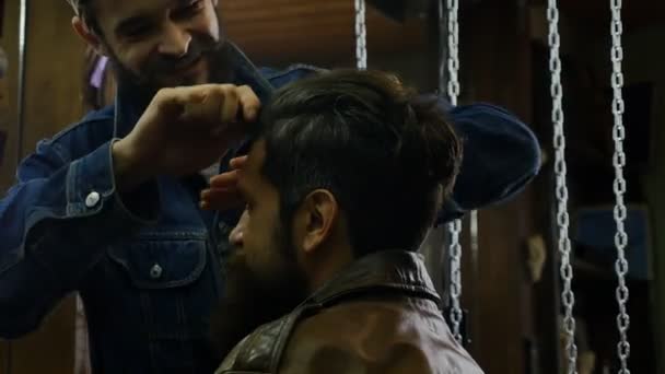 年轻人在理发店美发护理服务理念 在理发店的伟大时光 开朗的年轻胡子男子理发理发师 — 图库视频影像