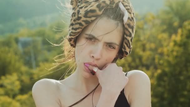 Rüzgarla Duran Kadın Portresi Kapatın Büyük Dolgun Dudaklar Ile Güzel — Stok video