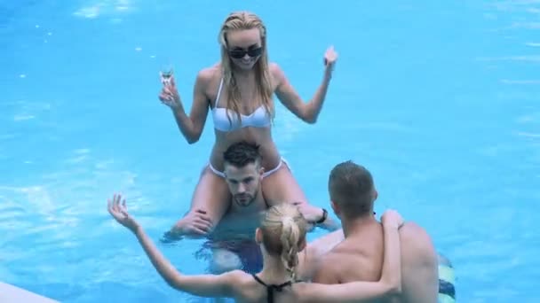 プールで夏を楽しむ幸せな若い人々 のグループです 友人のパーティー プール飲むシャンパン カクテルのグループ — ストック動画