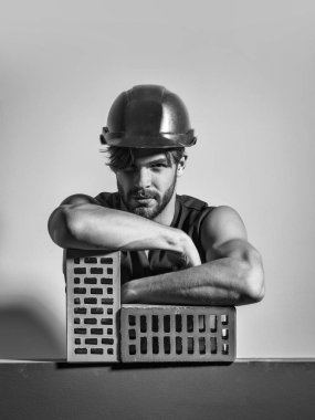 Seksi kaslı erkek yapıcı.