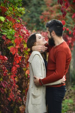 Gülümseyen yüzler ile çift birbirlerine hassasiyet ile kucaklamak.