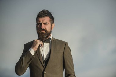 Adam sakal ve bıyıkla dramatik gökyüzü arka plan üzerinde.