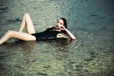 doğa, uzun saçları ıslak kız.