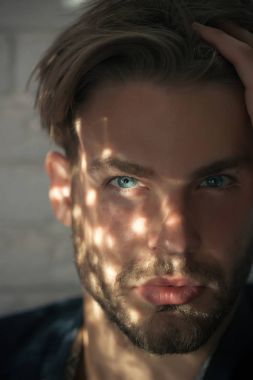 tıraşsız yüzü ve sakal ile berber.