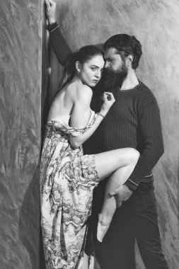 Seksi holding ciddi sakallı adam güzel kız bacak kaldırdı