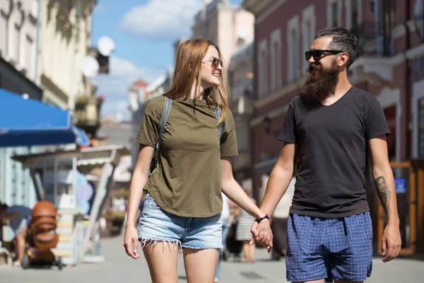 Пара влюбленных держатся за руки на улице, любимая — стоковое фото