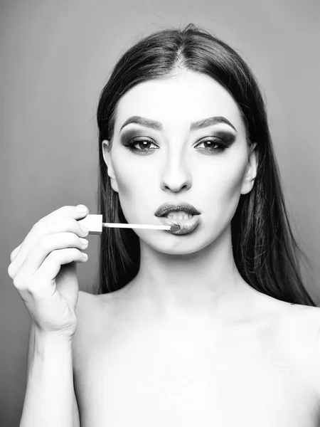 Mujer sexy con lápiz labial beige — Foto de Stock