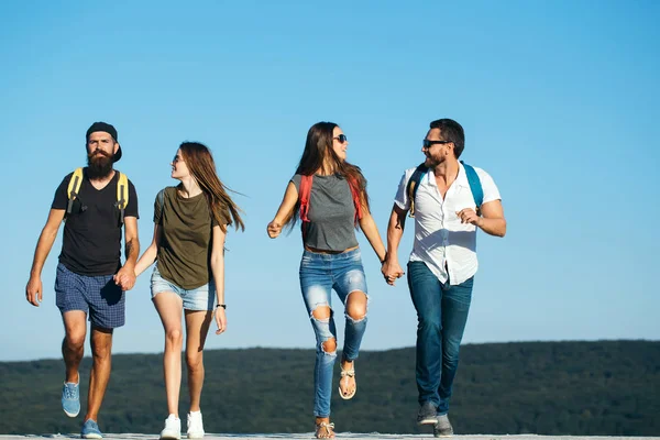 Cuatro amigos felices en las montañas y divirtiéndose juntos —  Fotos de Stock