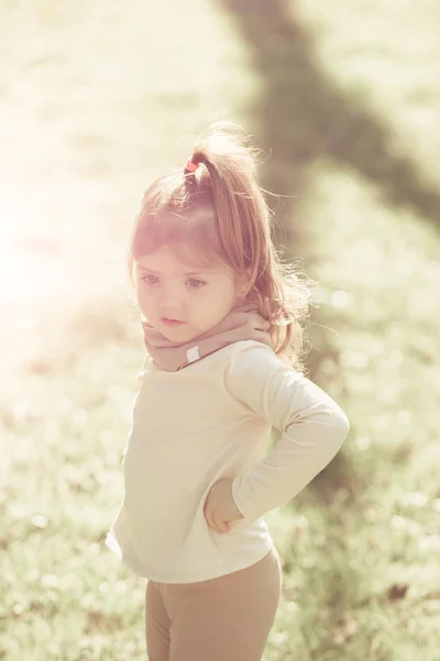 Tjej, liten, liten toddler med långt hår på solig dag — Stockfoto