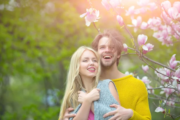 Man en vrouw, paar verliefd in magnolia Lentebloemen — Stockfoto