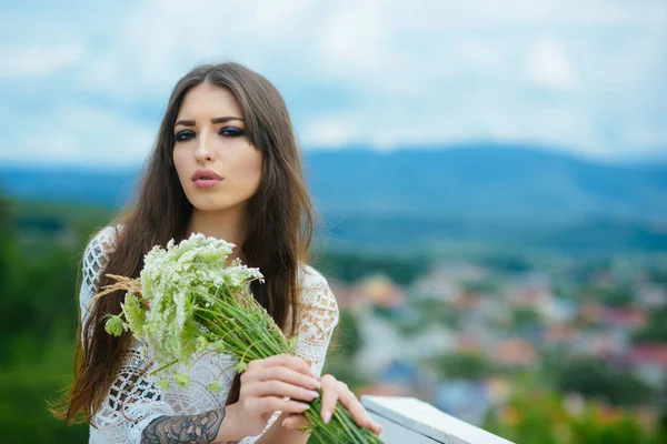 Hermosa chica con cara linda, maquillaje y flores — Foto de Stock