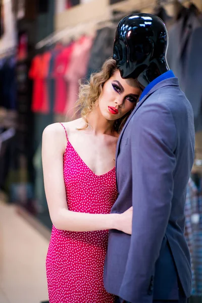 Kadın giyim mağazasında moda mankeni ile — Stok fotoğraf