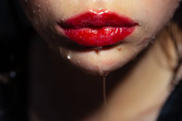 Meisje met de rode lippen en natte huid — Stockfoto