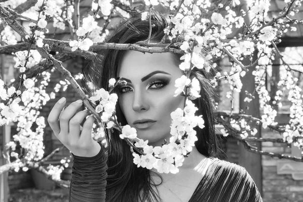 Chica sensual con flores en flor —  Fotos de Stock