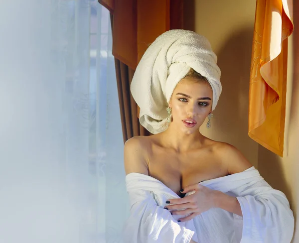 Menina com toalha na cabeça relaxante, depois de spa ou chuveiro . — Fotografia de Stock