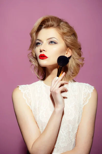 Vrouw met make-up accessoires voor poeder — Stockfoto