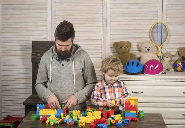 Concepto de juegos familiares. Juego familiar con bloques de plástico de construcción . —  Fotos de Stock