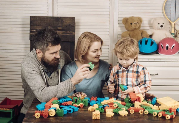 Koncepcja budowy gry. Rodzice i dziecko z uśmiechniętych twarzy — Zdjęcie stockowe