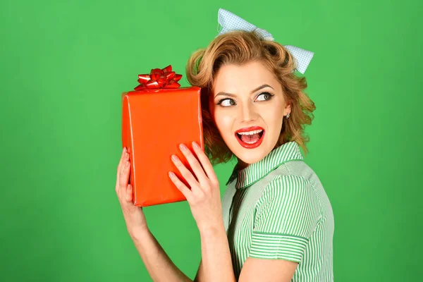 Beautiful woman with gift box in hands smiling — Stock Photo, Image