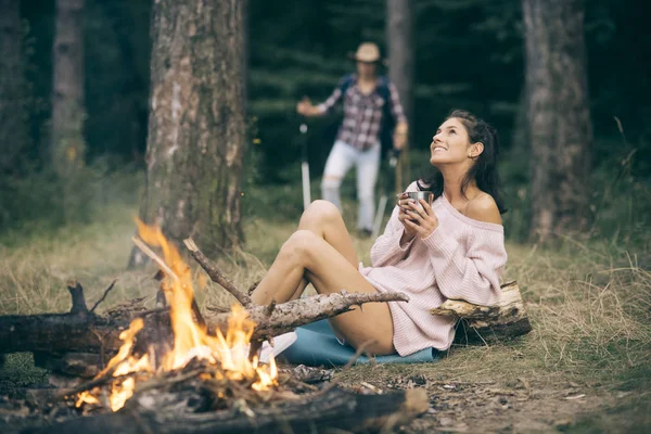 Пара влюбленных на пикнике с огнем в лесу — стоковое фото