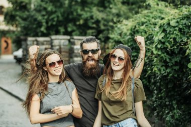 Sakallı erkek ve kız yaz tatile gülümse