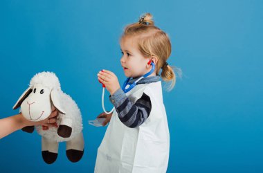 Çocuk anne elinde oyuncak koyun ile hayvan hastalıklarıyla ilgili oynamak