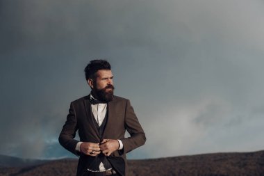 Adam sakal ve bıyık manzara arka plan üzerinde ile.