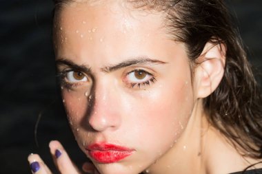 güzel kadın model su ile poz