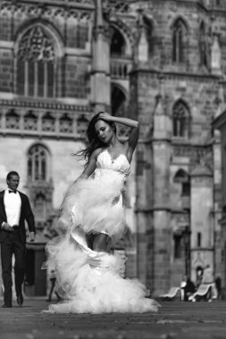 sarayın dışında seksi bir çift var.