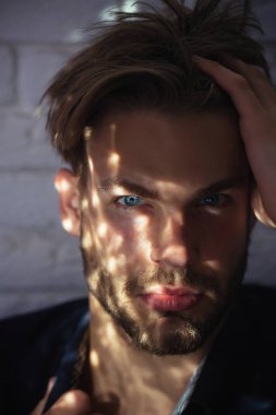 tıraşsız yüzü ve sakal ile berber.