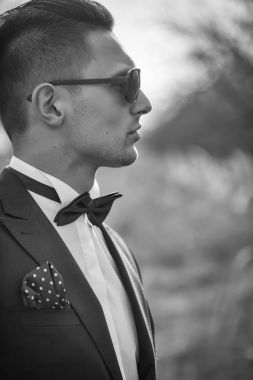 yakışıklı erkek takım elbise ve güneş gözlüğü