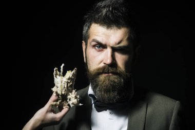 Sakal ve bıyık giyer papyon adamla