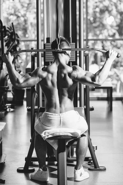 Προπόνηση μυός στο γυμναστήριο — Φωτογραφία Αρχείου