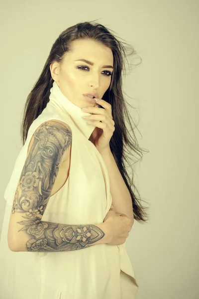 Mulher de moda com mão tatuada, pintura — Fotografia de Stock
