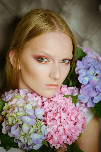 Unga skönhet kvinna, blont hår med hortensia — Stockfoto