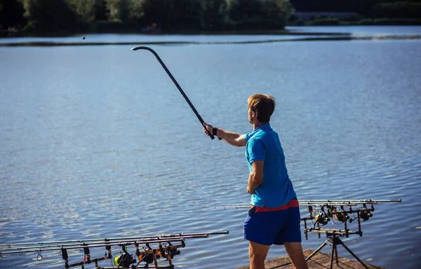 Hombre Arroja Amigo Agua Pesca Los Pescadores Atraen Peces Con —  Fotos de Stock