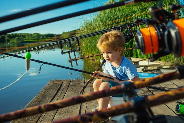 Bambino adorabile sul fiume con canna da pesca — Foto Stock