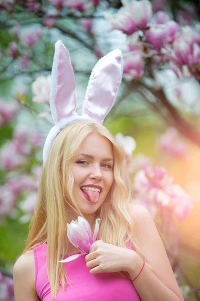 Vrouw of leuk meisje met bunny oren op magnolia — Stockfoto